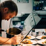 chef preparando alimentos