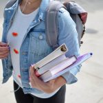 estudiante de psicologia con libros